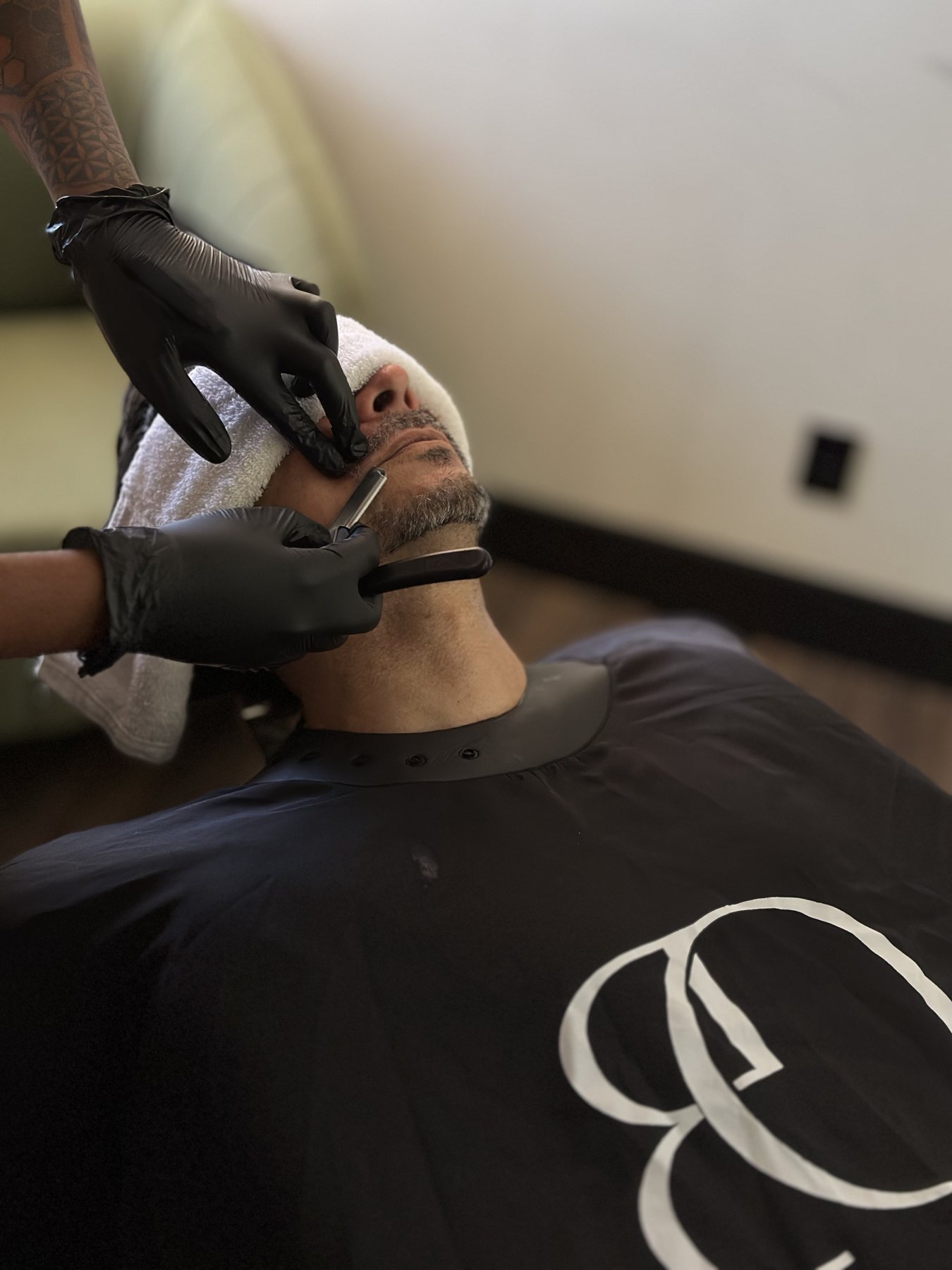 Execução técnica de barba na OMBRE
